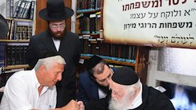 קנייבסקי מברך את לסר, צילום: קופת העיר